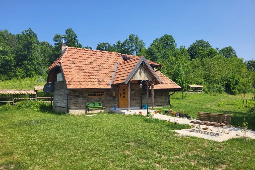 Etno kompleks Brkić – pogled na rustičnu salu, prirodu i tradicionalni dekor