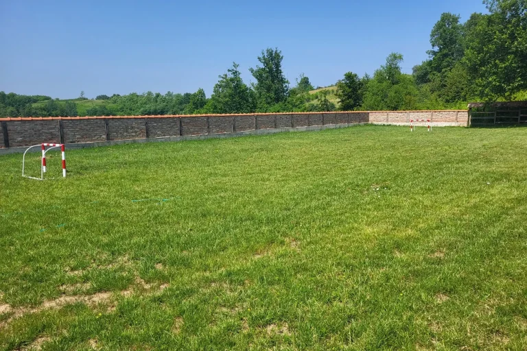 Fudbalsko igralište na travi u prirodi u okviru Etno kompleksa Brkić