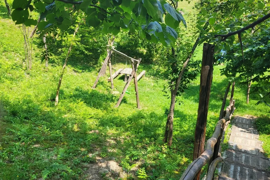 Izletište u prirodi sa stolovima, sjenicom i zelenilom u Etno kompleksu Brkić