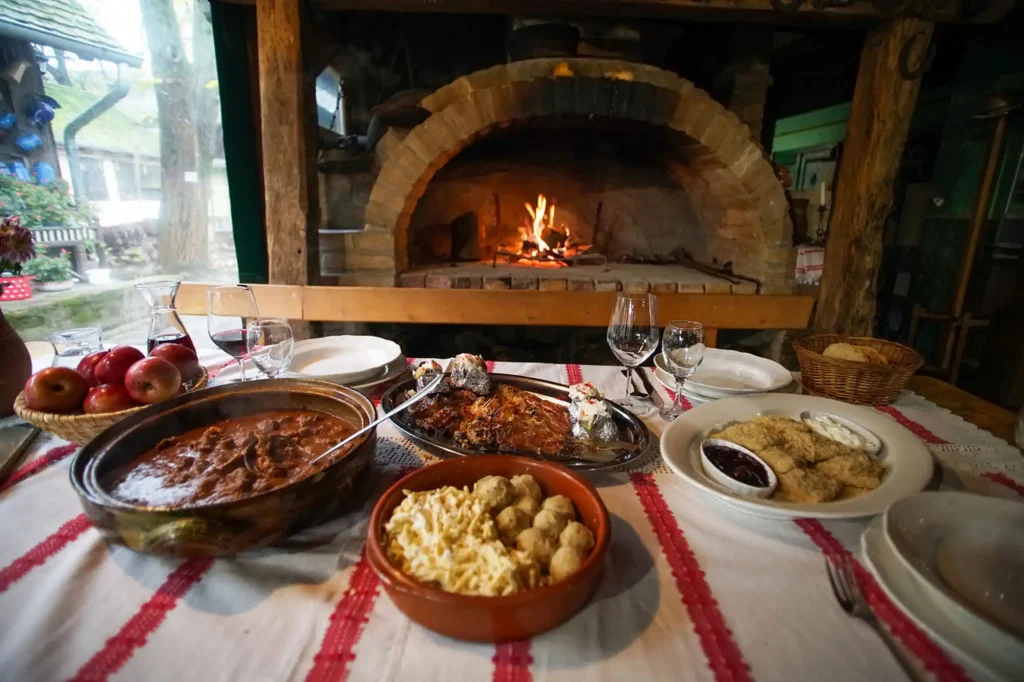 Tradicionalna kuhinja sa domaćim jelima u rustičnom ambijentu Etno kompleksa Brkić