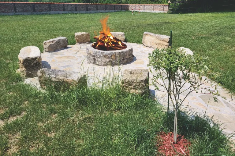 Logorska vatra noću u prirodnom ambijentu Etno kompleksa Brkić